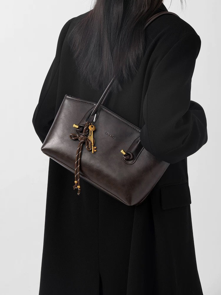 Vegan Leather Shoulder Bag – Structured Minimalist Hardware